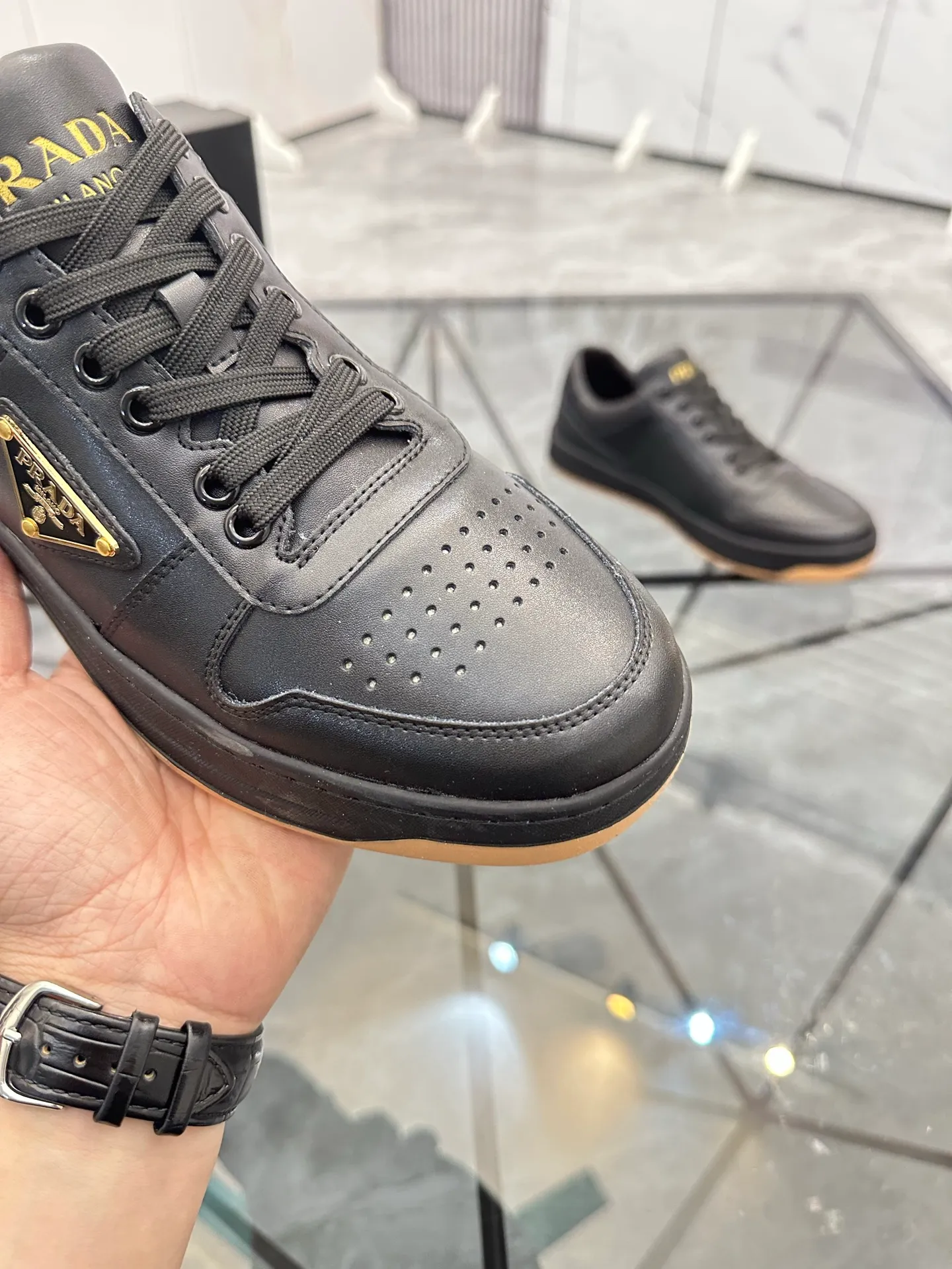Men's shoes: 💰P400¥ Product trademark: Prada *"Prada*" low-top casual shoes Regular size: 38-44 (can be customized to 45) Product materials: imported cowhide upper, sheepskin lining, original outsole. Number: 020